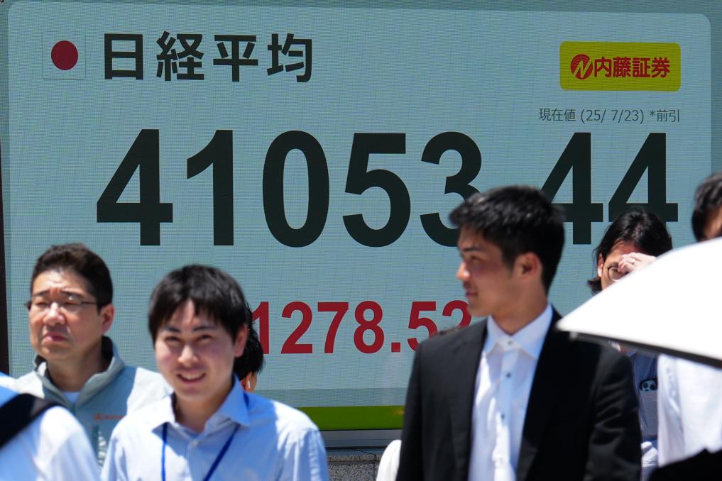 7月23日，行人經(jīng)過位于日本東京的電子股指顯示屏。新華社記者賈浩成攝