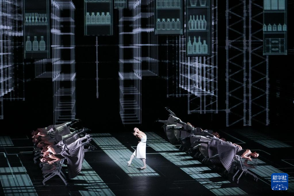 7月26日，上海大劇院演員在美國紐約林肯藝術(shù)中心“上海日”活動上表演原創(chuàng)舞劇《白蛇》。新華社發(fā)（章正浩攝）