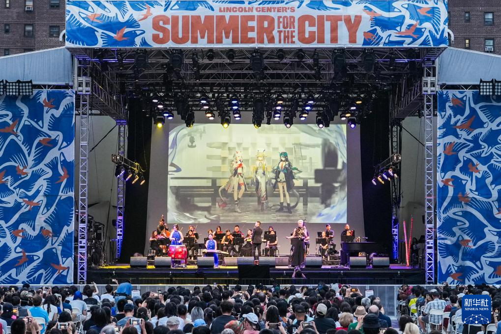 7月26日，人們在美國紐約林肯藝術(shù)中心“上海日”活動上觀看《明日方舟》露天音樂會。新華社發(fā)（章正浩攝）
