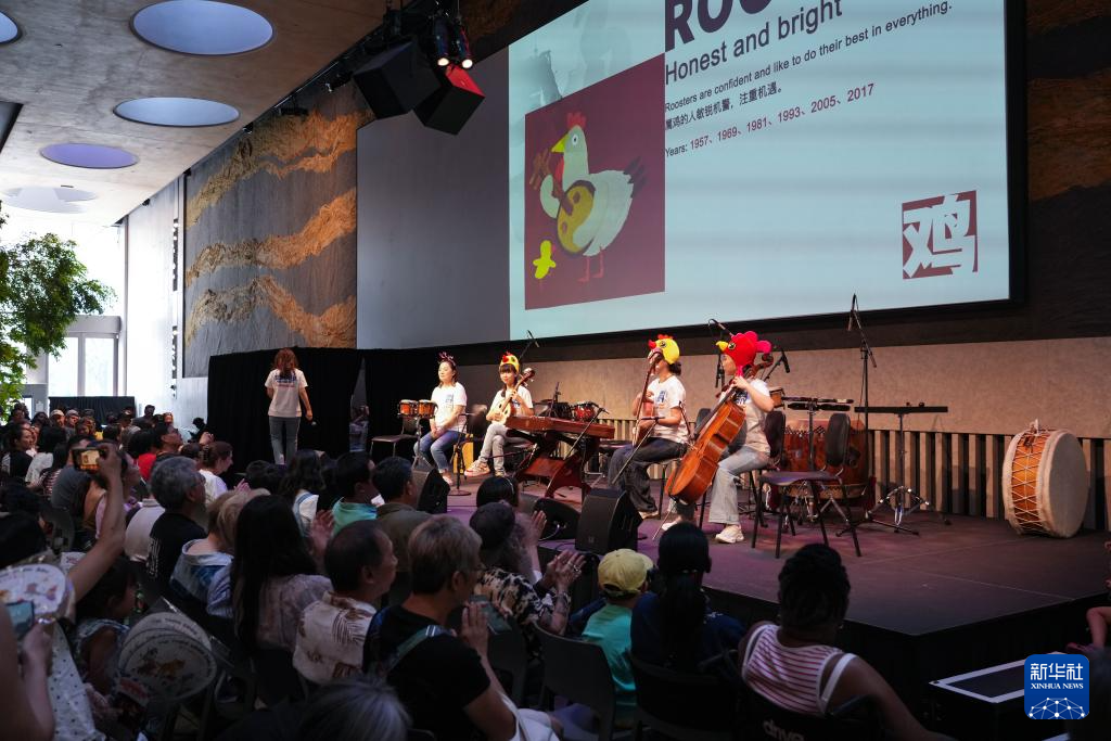 7月26日，人們在美國紐約林肯藝術(shù)中心觀看上海民族樂團表演的《國樂中的十二生肖》。新華社發(fā)（章正浩攝）