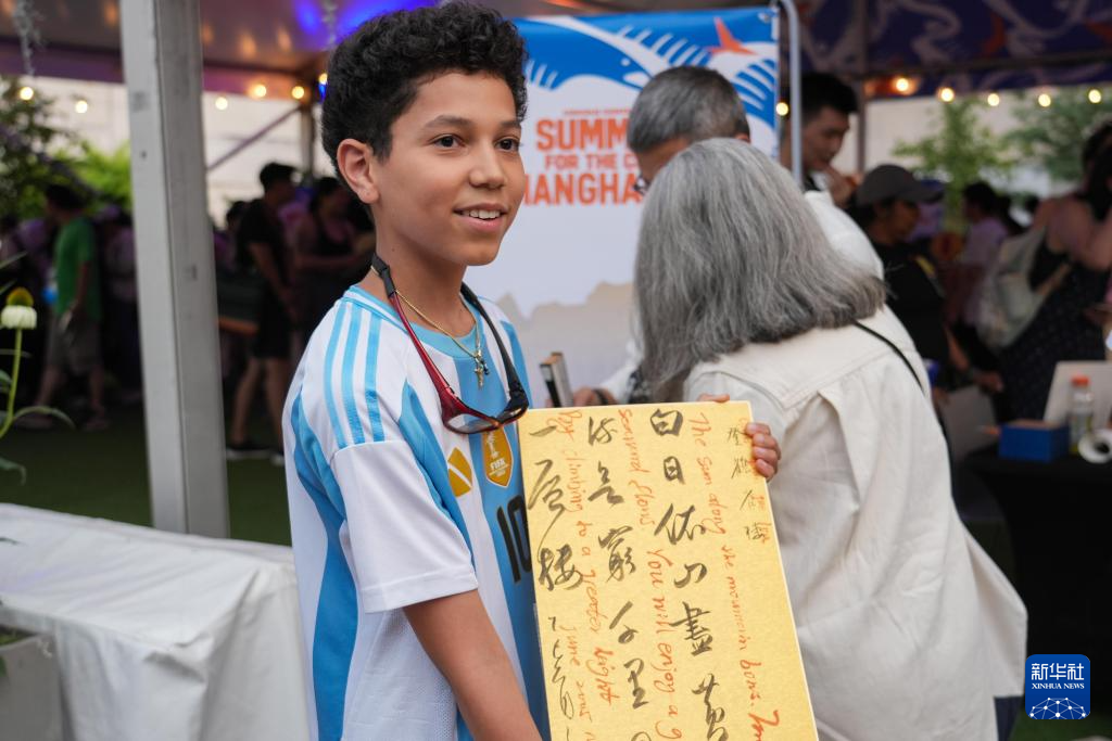 7月26日，一名學生展示在美國紐約林肯藝術(shù)中心“上海日”集市上購買的文創(chuàng)產(chǎn)品。新華社發(fā)（章正浩攝）