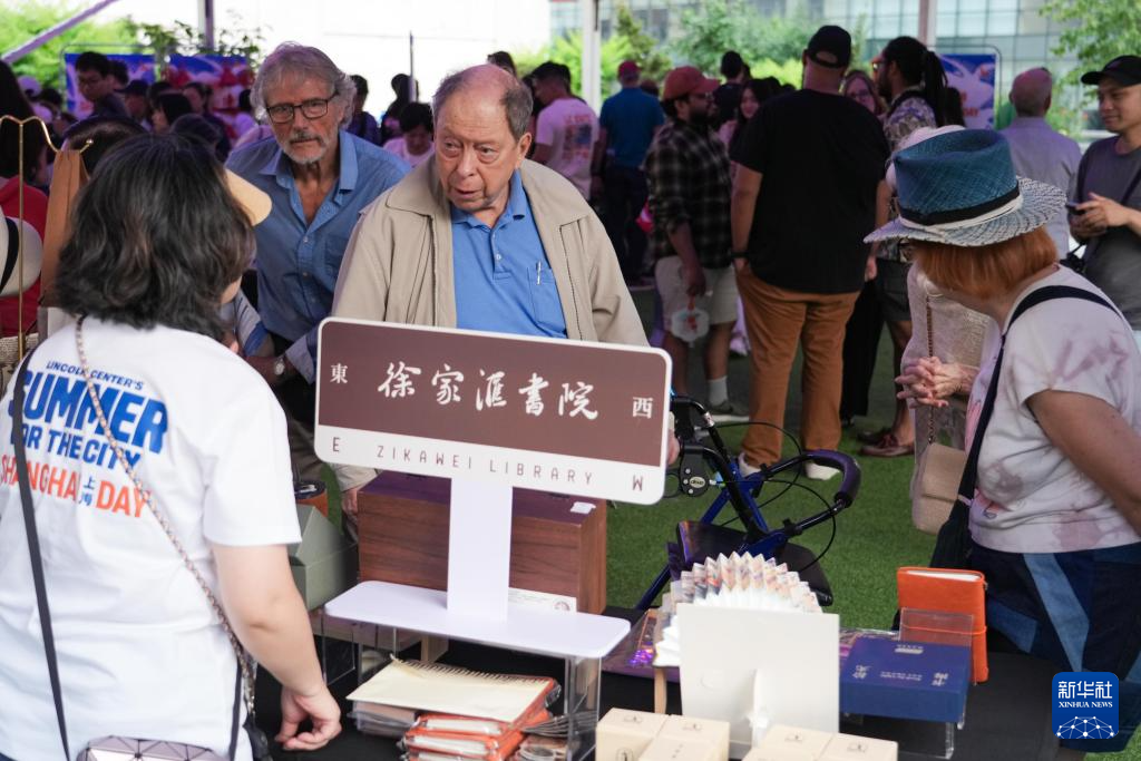 7月26日，人們在美國紐約林肯藝術(shù)中心“上海日”集市上購買文創(chuàng)產(chǎn)品。新華社發(fā)（章正浩攝）