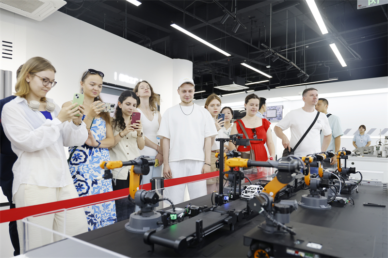 中俄青年在九江外國(guó)語(yǔ)學(xué)?？苿?chuàng)中心參觀。九江市委宣傳部供圖 