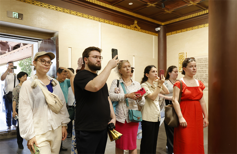 中俄青年在琵琶亭參觀。九江市委宣傳部供圖