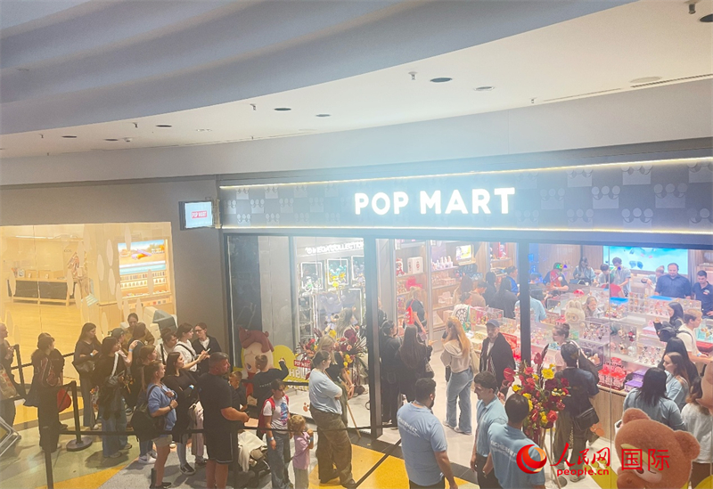 泡泡瑪特德國首家門店開業(yè)當(dāng)天，消費(fèi)者在門口排隊(duì)等候。人民網(wǎng)記者 劉赫攝