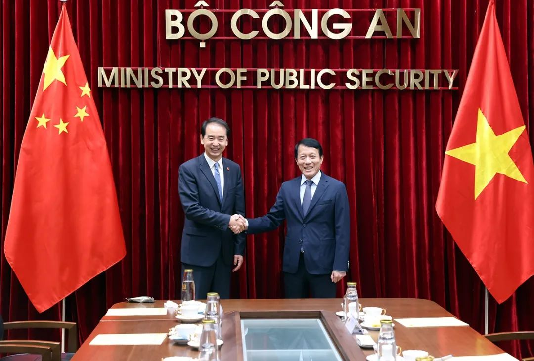 何煒大使(左)和梁三光合影。中國駐越南大使館供圖