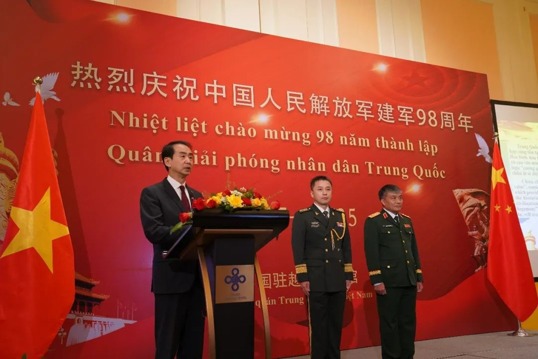 何煒大使（左一）在招待會(huì)上致辭。中國(guó)駐越南大使館供圖