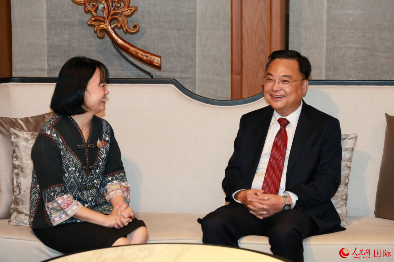 張建衛(wèi)大使同泰國外交部東亞司副司長蘋頌簡短交流。人民網(wǎng)記者 白元琪攝