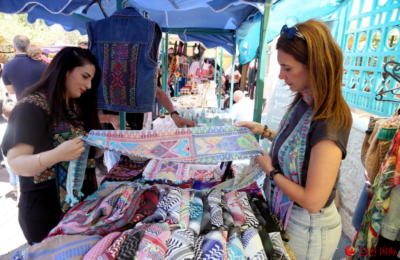 一位民眾在選購絲巾。人民網(wǎng) 納達(dá)爾·達(dá)烏德攝