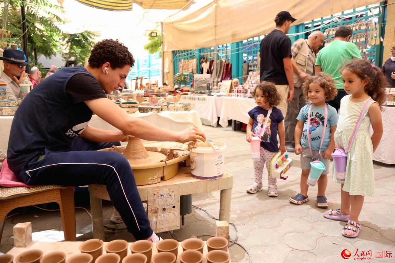 三位小朋友在觀看陶藝展示。人民網(wǎng) 納達(dá)爾·達(dá)烏德攝