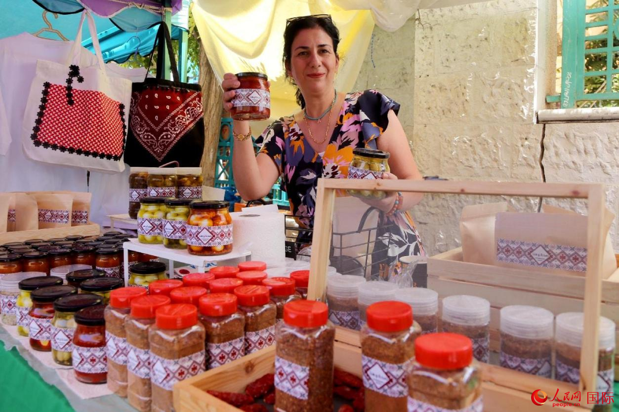 一位女士展示自制果醬。人民網(wǎng) 納達(dá)爾·達(dá)烏德攝