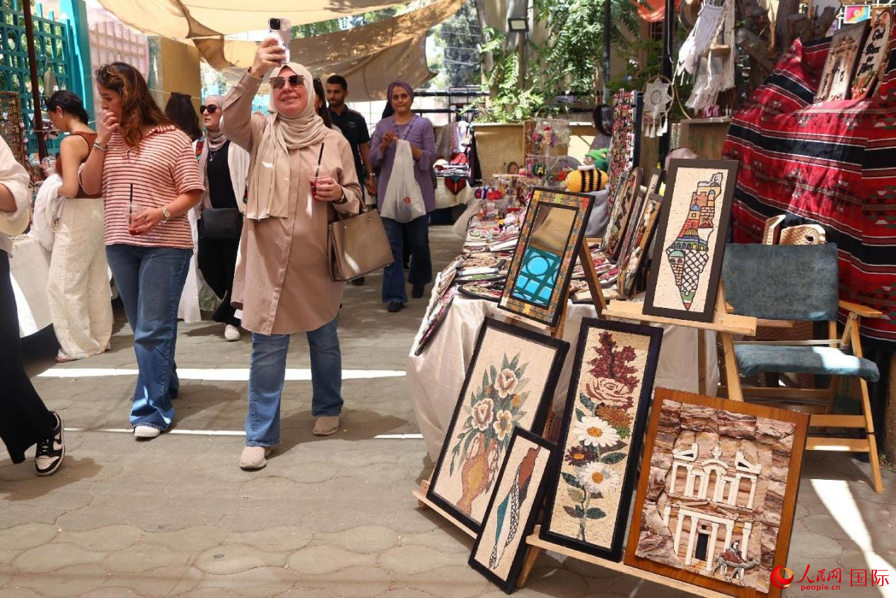 夏日集市一景。人民網(wǎng) 納達(dá)爾·達(dá)烏德攝
