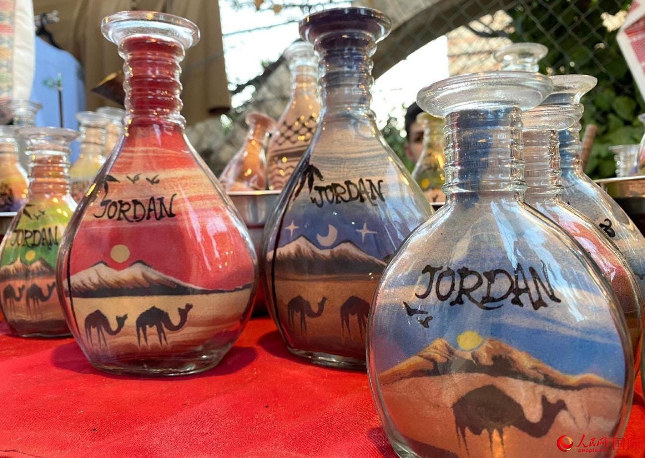 約旦手工藝人制作的沙畫瓶。人民網(wǎng) 納達(dá)爾·達(dá)烏德攝