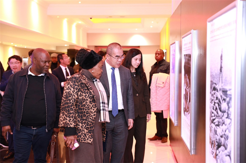 圖為與會嘉賓共同參觀中國人民抗日戰(zhàn)爭暨世界反法西斯戰(zhàn)爭勝利80周年圖片展。中國駐約翰內(nèi)斯堡總領館供圖