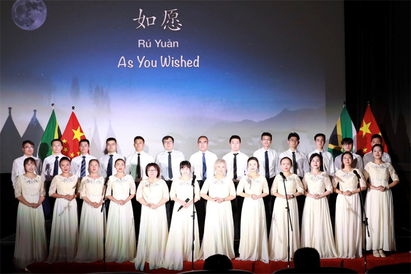 圖為駐約翰內(nèi)斯堡總領館、在南中資企業(yè)、南非僑界共同表演合唱節(jié)目。中國駐約翰內(nèi)斯堡總領館供圖