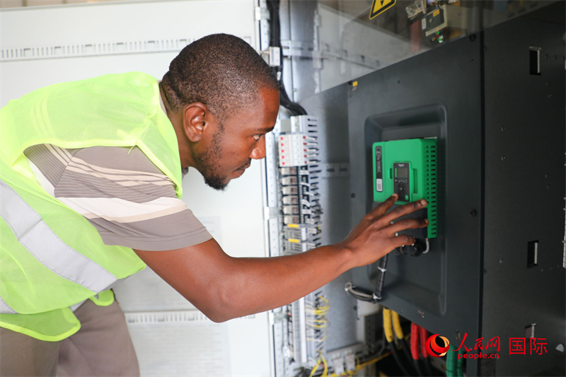 當(dāng)?shù)貑T工尼永姆正在水泵站檢查高低壓配電設(shè)備。人民網(wǎng)記者 沈小曉攝