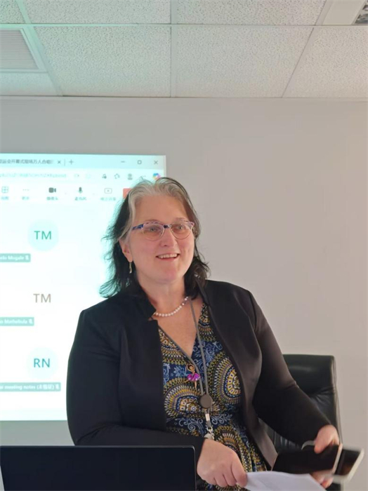 南非地方政府培訓(xùn)署執(zhí)行長(zhǎng)喬茜（Josie）開(kāi)場(chǎng)致辭。上海杉達(dá)學(xué)院中國(guó)文化中心孔子課堂供圖