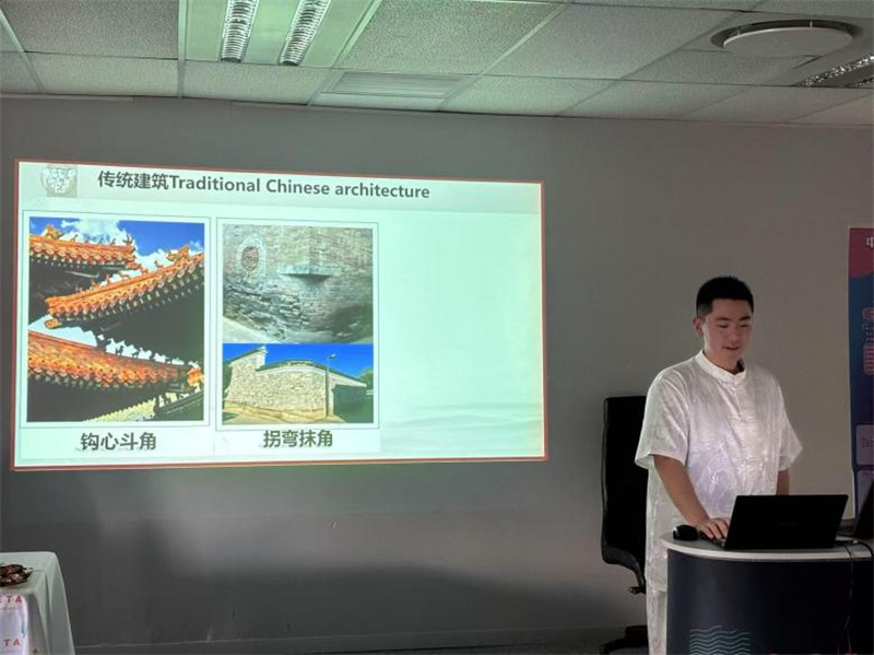 孔子課堂教師楊煜介紹中國(guó)文化。上海杉達(dá)學(xué)院中國(guó)文化中心孔子課堂供圖