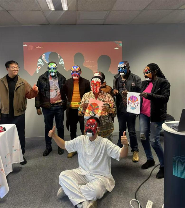 師生佩戴臉譜面具和展示自己繪畫的臉譜。上海杉達(dá)學(xué)院中國(guó)文化中心孔子課堂供圖