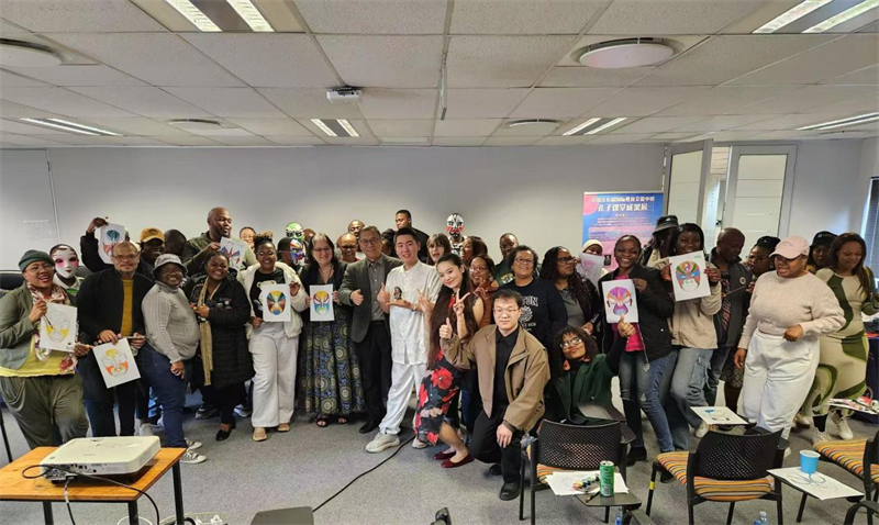 線下所有學(xué)員、嘉賓、孔子課堂團(tuán)隊(duì)合影留念。上海杉達(dá)學(xué)院中國(guó)文化中心孔子課堂供圖