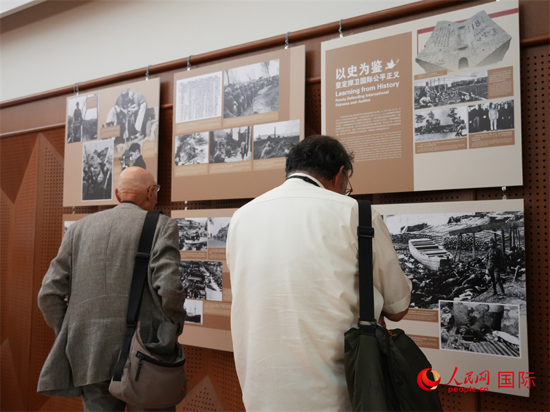 來賓觀看圖片展。人民網(wǎng) 許可攝