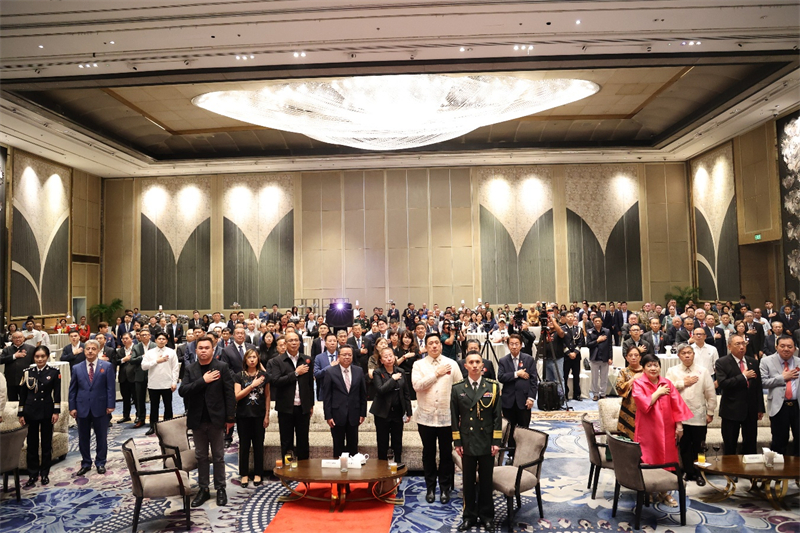 400余名來(lái)賓對(duì)中國(guó)人民解放軍建軍98周年表示祝賀。中國(guó)駐菲律賓使館供圖