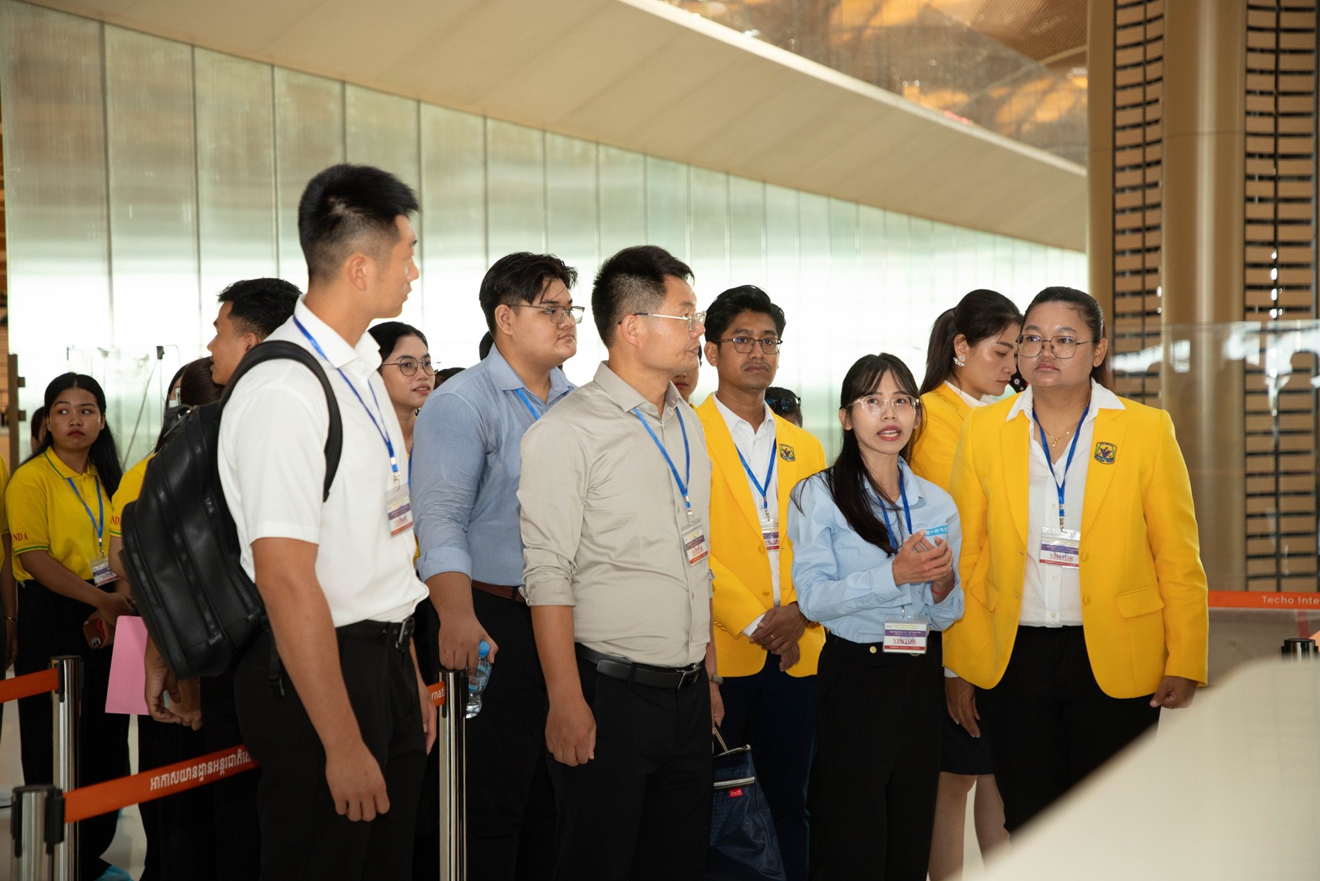 師生代表實(shí)地走訪柬埔寨德崇國際機(jī)場項(xiàng)目。主辦方供圖