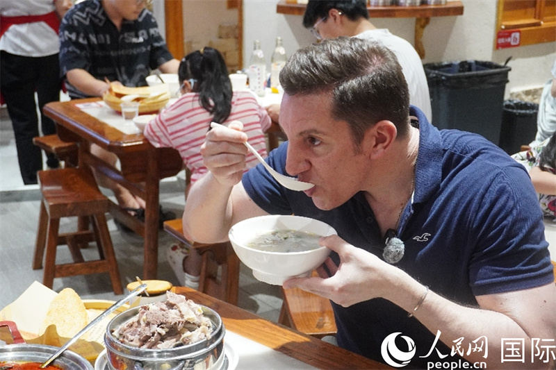 人民網(wǎng)外籍專家湖長(zhǎng)明品嘗徐州羊湯。 人民網(wǎng) 喻亮攝