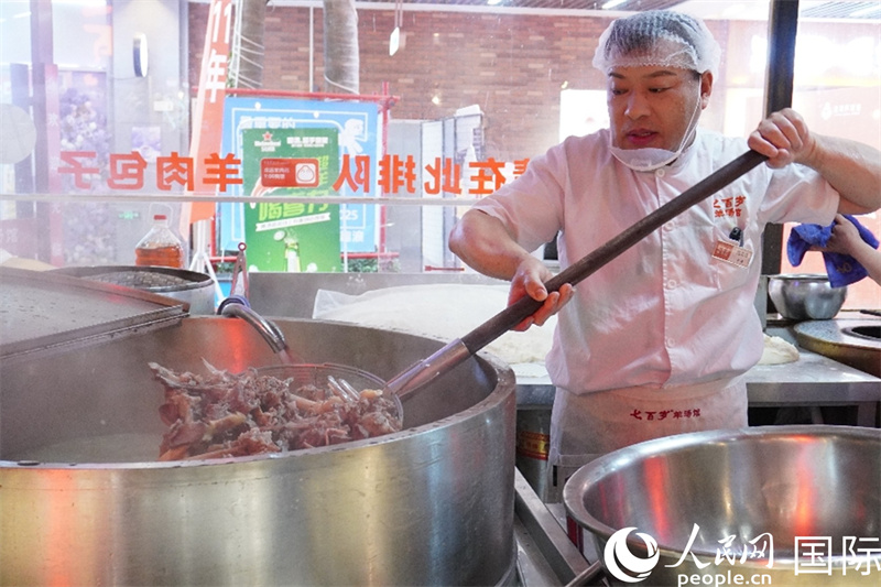 廚師正在熬制羊湯。 人民網(wǎng) 喻亮攝