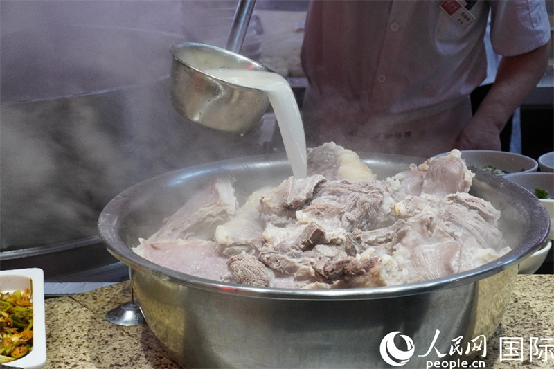 徐州羊湯具有“濃香純白”的特點(diǎn)。 人民網(wǎng) 喻亮攝