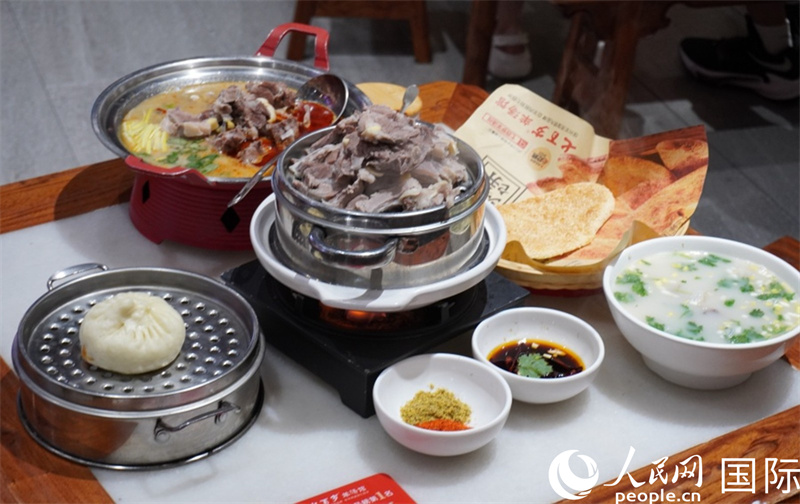 徐州伏羊特色美食。 人民網(wǎng) 喻亮攝