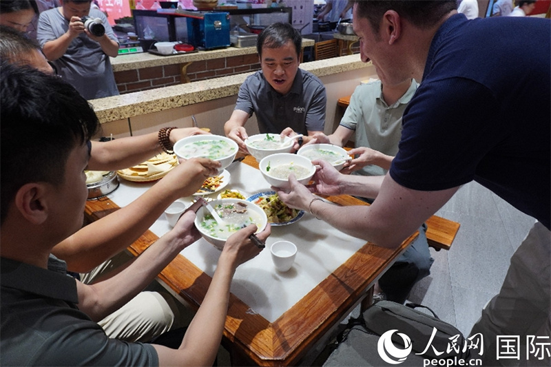 人民網(wǎng)外籍專(zhuān)家湖長(zhǎng)明與當(dāng)?shù)厥晨陀醚驕案杀薄?人民網(wǎng) 喻亮攝