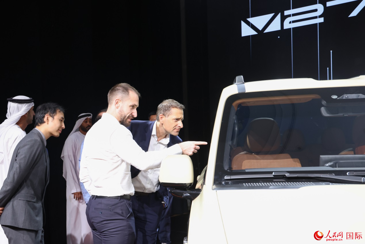 迪拜觀眾在了解中國品牌汽車。人民網(wǎng)記者 任皓宇攝