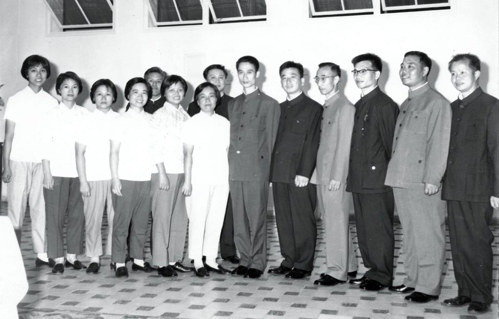 1975年，首批援摩洛哥中國醫(yī)療隊隊員合影。上海市衛(wèi)健委供圖