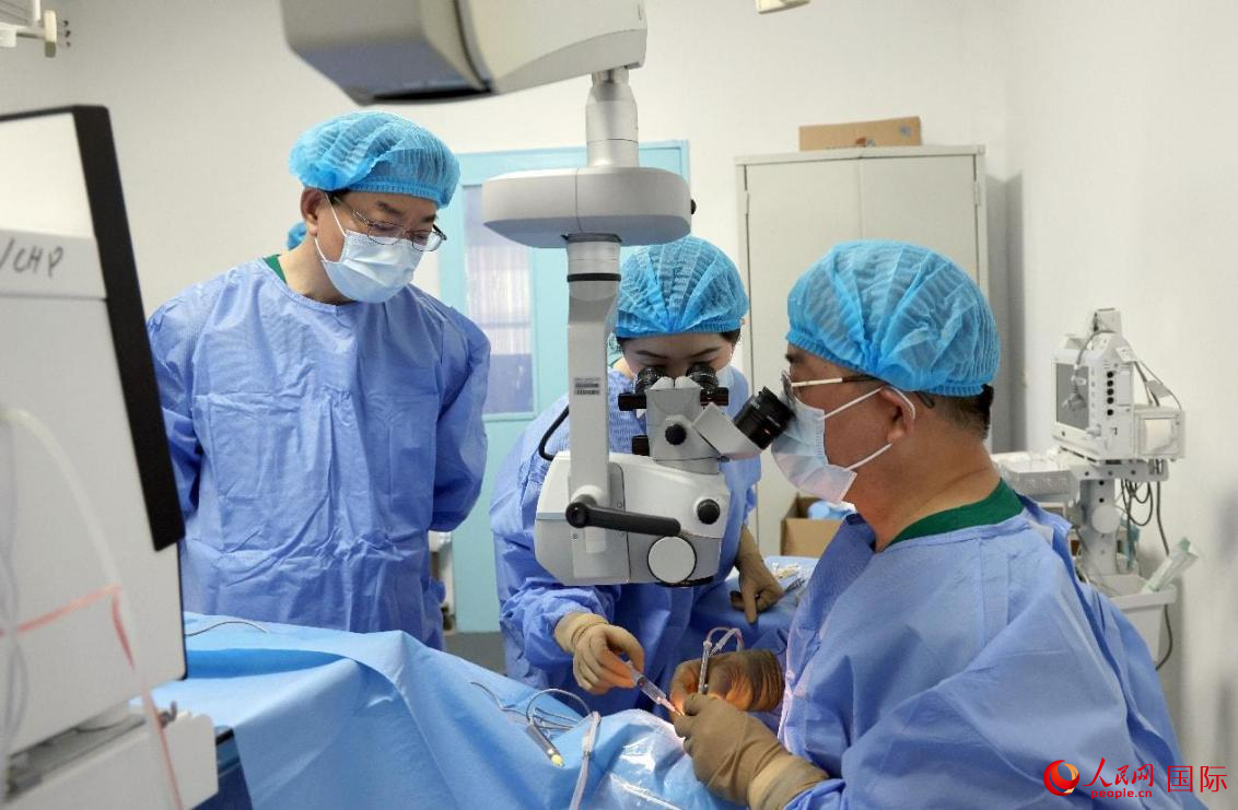 中國專家在為易卜拉欣做白內(nèi)障手術(shù)。人民網(wǎng)記者管克江攝