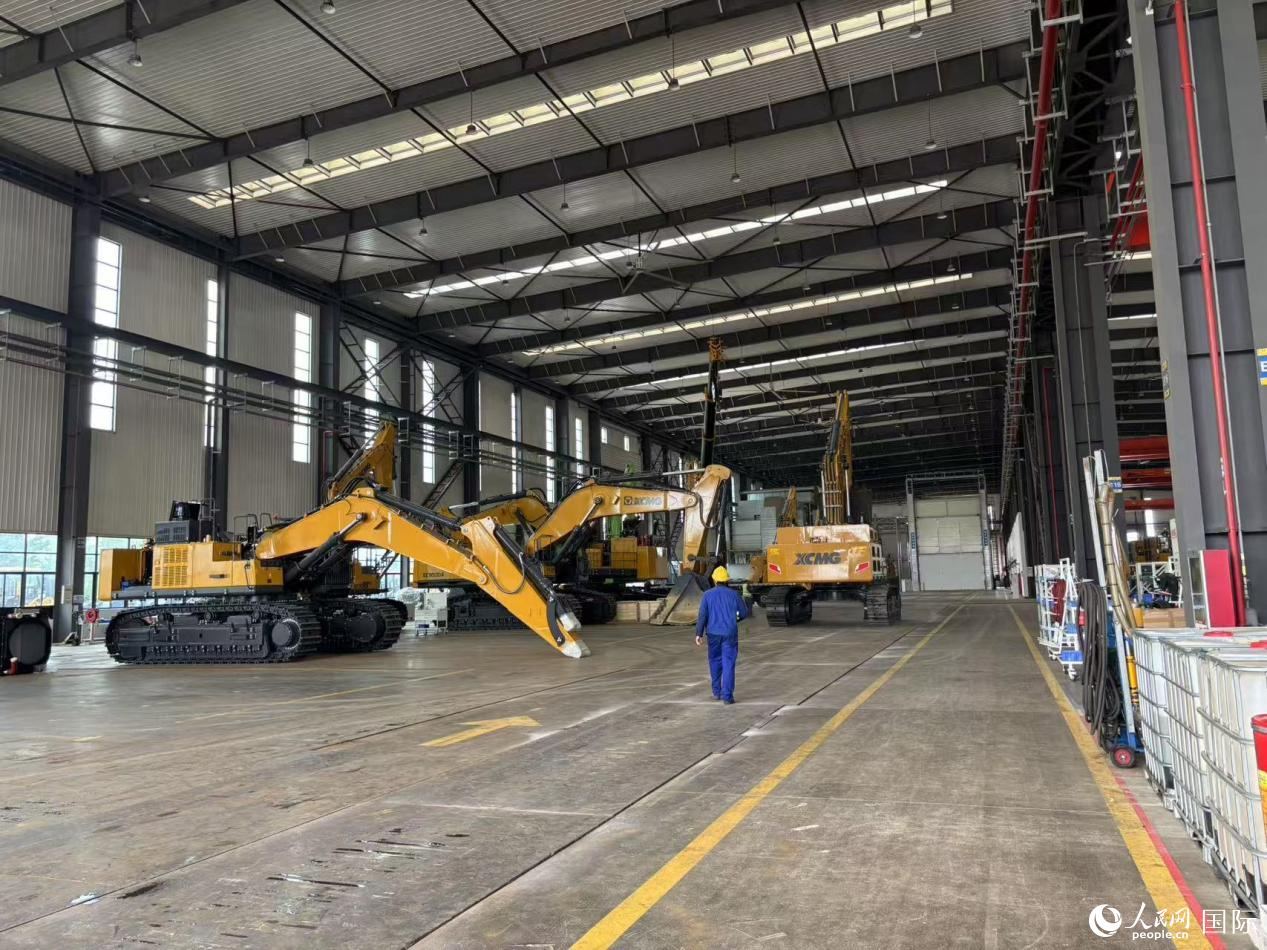 徐工礦業(yè)機(jī)械有限公司的生產(chǎn)車間。人民網(wǎng) 周錦佳攝