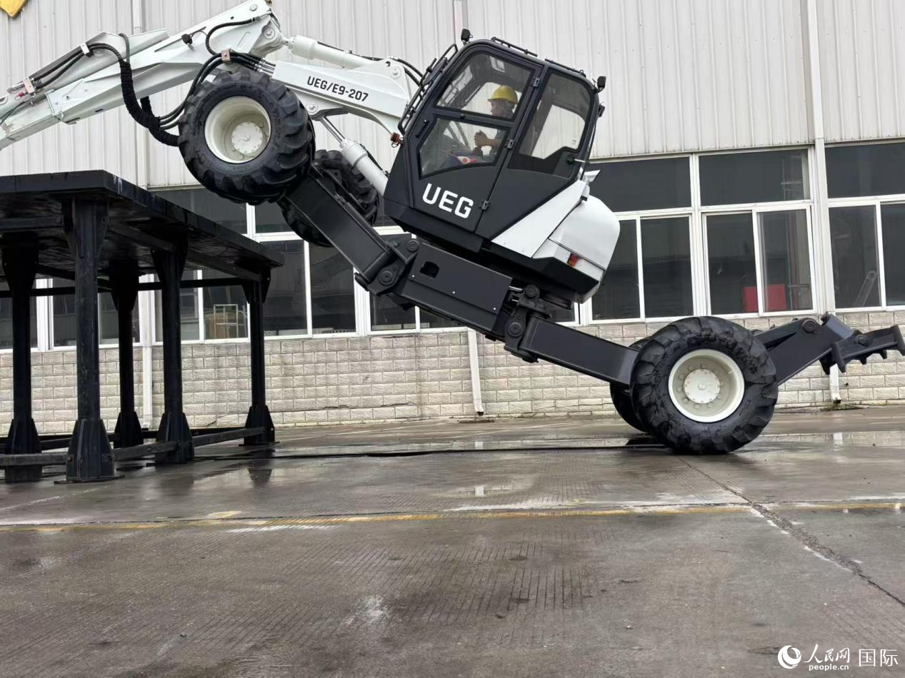 步履式挖掘機“鋼鐵螳螂”正在展示爬坡技能。人民網(wǎng) 周錦佳攝