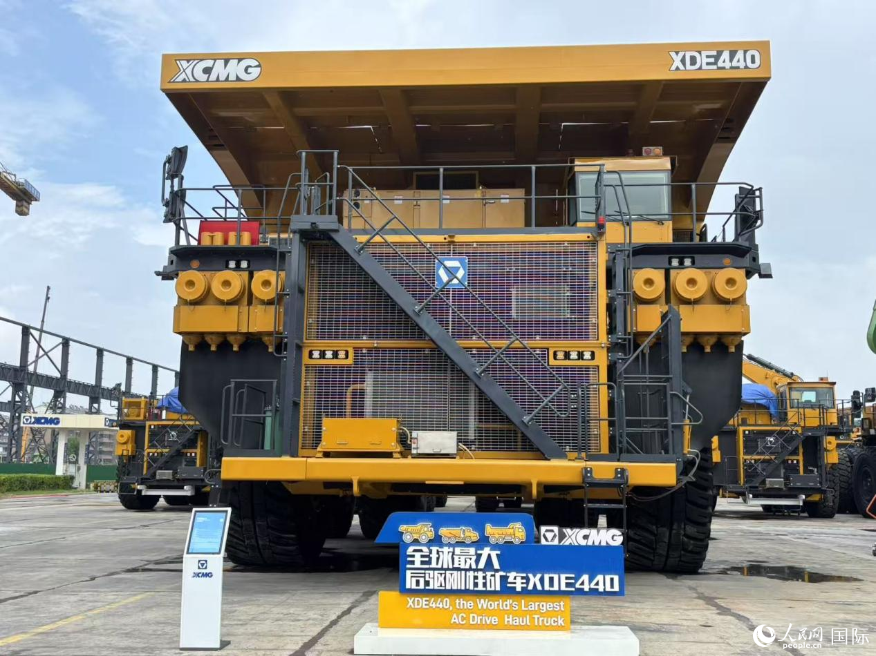 全球最大的后驅(qū)剛性礦車在展區(qū)亮相。人民網(wǎng)周錦佳攝