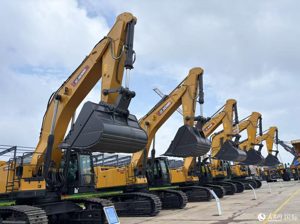 礦用挖掘機(jī)批量集中展示。人民網(wǎng) 周錦佳攝