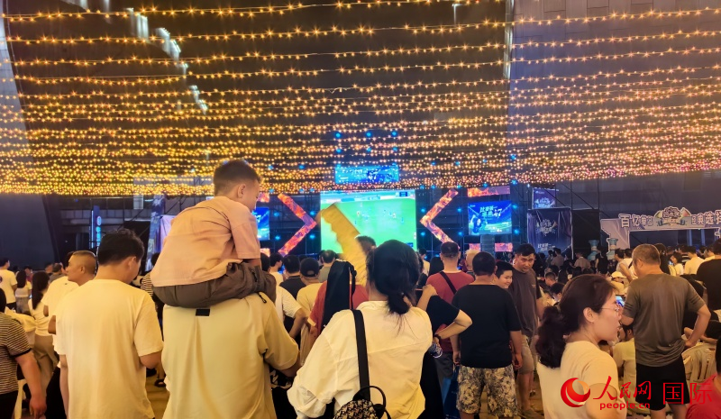 “蘇超”第二現(xiàn)場大屏觀賽區(qū)。人民網(wǎng) 鐘文興攝