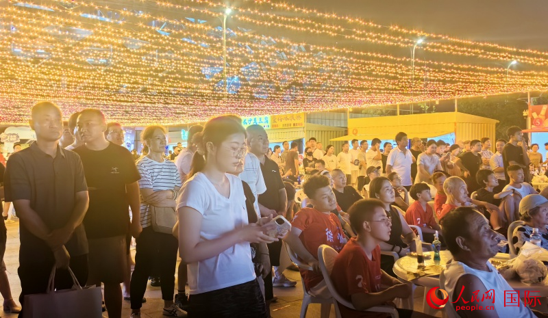 “蘇超”第二現(xiàn)場(chǎng)觀賽區(qū)。人民網(wǎng) 鐘文興攝