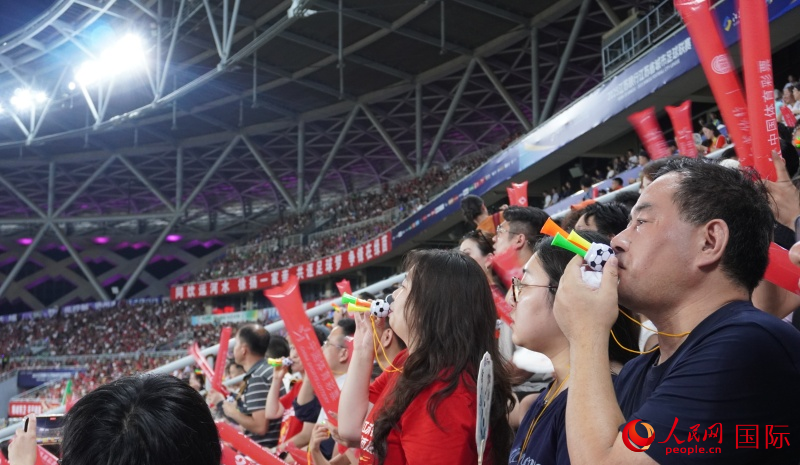 比賽現(xiàn)場看臺區(qū)球迷。人民網(wǎng) 喻亮攝