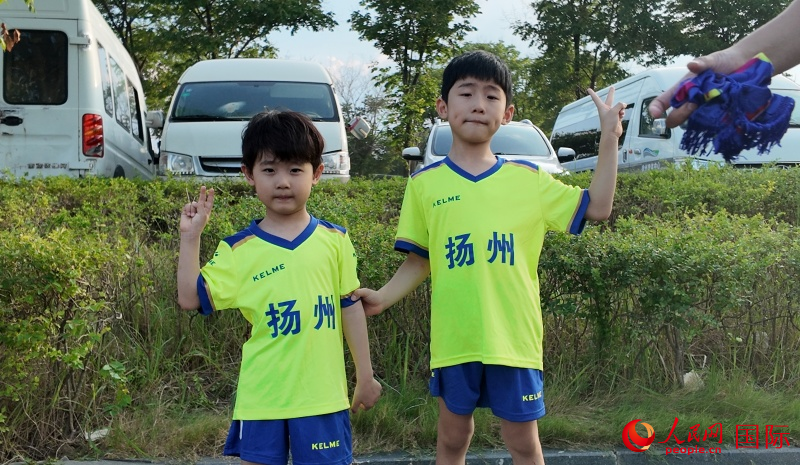 從揚(yáng)州來的客場球迷。人民網(wǎng) 鐘文興攝