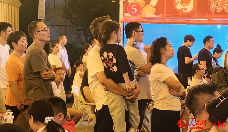 市民看“蘇超”。人民網(wǎng) 鐘文興攝