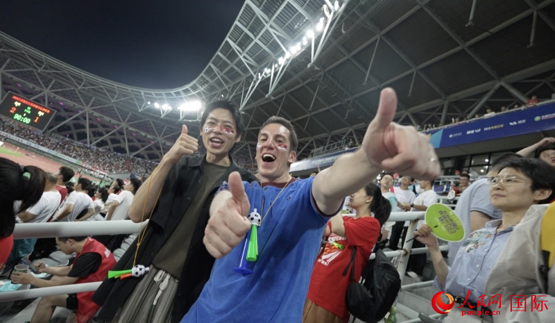 西班牙小伙湖長明在徐州奧體中心現(xiàn)場觀看“蘇超”。人民網(wǎng)記者 蘇纓翔攝