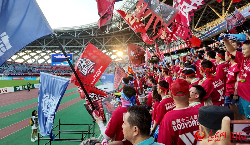 徐州隊(duì)球迷。 人民網(wǎng) 周錦佳攝