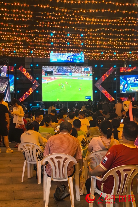 第二現(xiàn)場(chǎng)觀賽區(qū)市民邊吃燒烤邊看“蘇超”。人民網(wǎng) 鐘文興攝