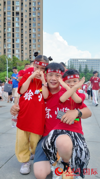 徐州市民賽前為徐州隊加油。人民網(wǎng) 周錦佳攝