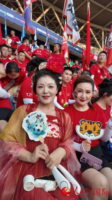 徐州市民張雨恒（左一）為球隊(duì)加油。人民網(wǎng) 鐘文興攝