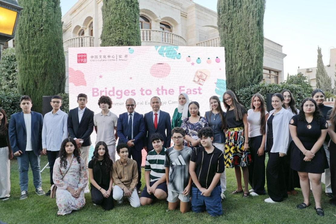 中約嘉賓與部分學(xué)生代表合影。安曼中國(guó)文化中心供圖